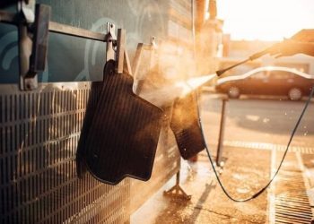 Tips Menjaga Kebersihan Karpet Mobil Saat Musim Hujan