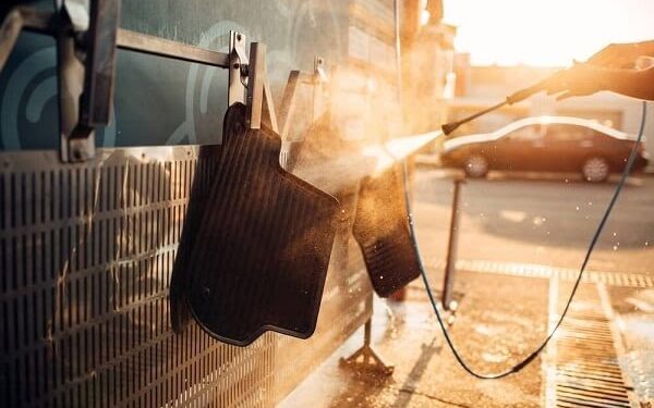 Tips Menjaga Kebersihan Karpet Mobil Saat Musim Hujan