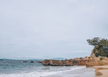 Cari Bebatuan Karang Yang Indah? Ke Pantai Marina Lampung Selatan Saja!