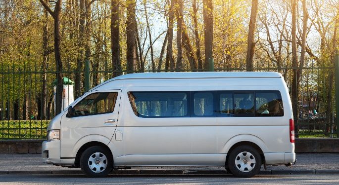 Harga Mobil Hiace Baru dan Bekas serta Spesifikasinya