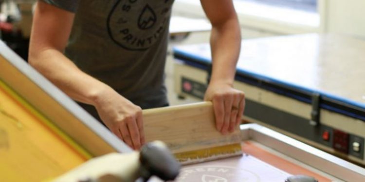 Gunakan Kreativitas Anda dalam Bentuk Pakaian di Jasa Sablon Kaos