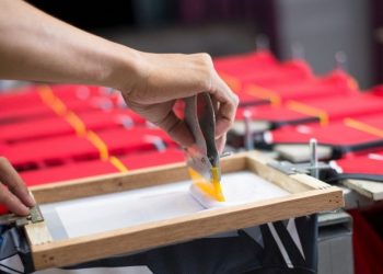 Menggali Seni dan Keunikan dari Sablon Kaos Manual