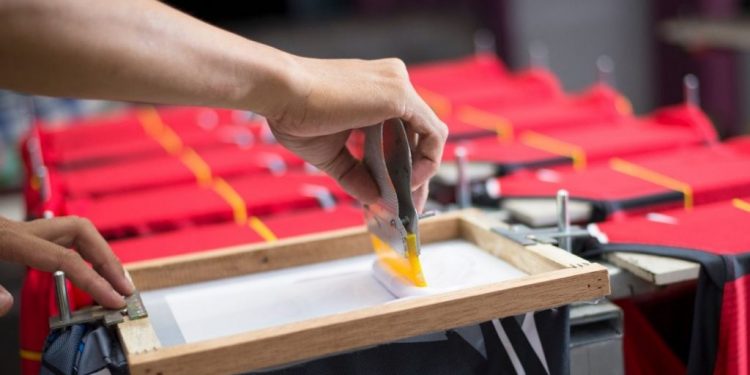 Menggali Seni dan Keunikan dari Sablon Kaos Manual