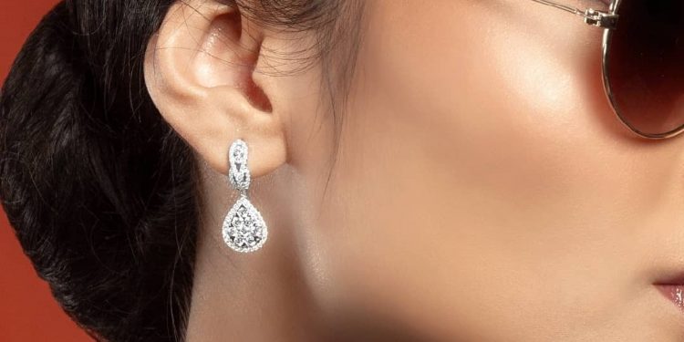 Anting Berlian Asli: Simbol Kemewahan dan Elegansi yang Tak Tergantikan