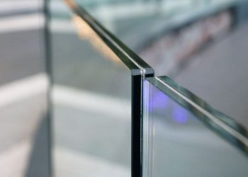 Mengenal Lebih Dekat Material Konstruksi: Keunggulan dan Keunikan Kaca Tempered