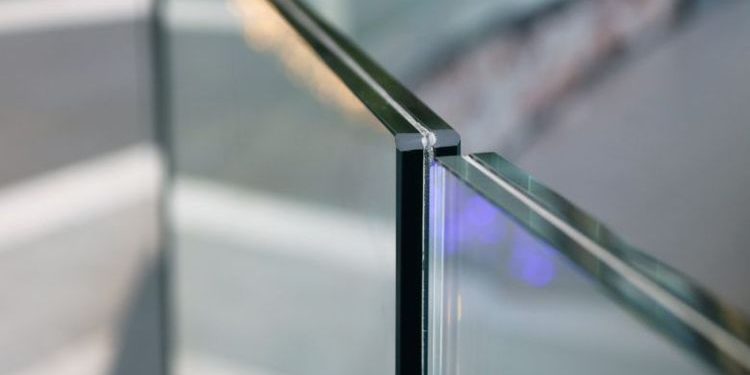 Perpaduan Antara Kecanggihan dan Kekuatan: Manfaat Menggunakan Kaca Tempered di Rumah Anda
