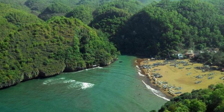 Menyelami Keindahan Pantai Baron di Jogja, Pesona Alam dan Kuliner Khas