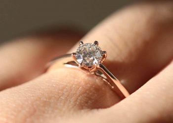 Bagaimana Cara Menilai Kualitas Berlian pada Cincin Solitaire?