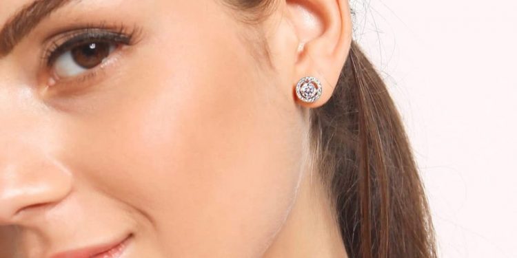 Apa Perbedaan Anting Emas Putih dan Anting Emas Kuning?