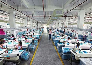 Gaya Kasual Makin Keren dengan Kaos Polo Merah