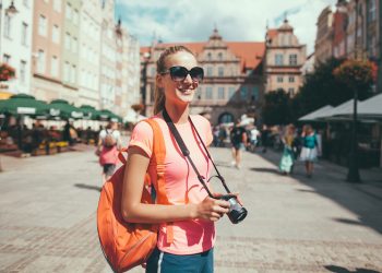 cara membedakan travel resmi dan ilegal