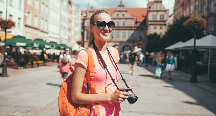 cara membedakan travel resmi dan ilegal